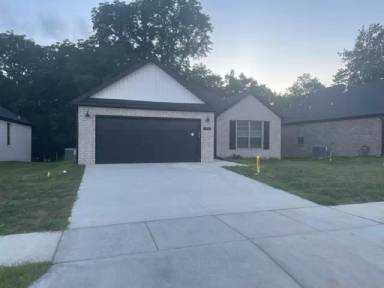 Main picture of 1301 Leslie St