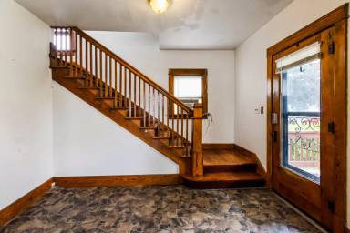 Main picture of 904 6th Ave