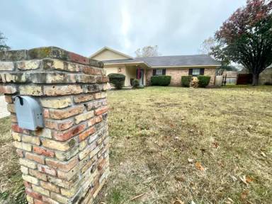 Main picture of 136 Marylee Dr