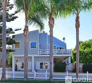 Main picture of 325 Gravilla St