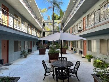 Main picture of 2200 N Beachwood Dr