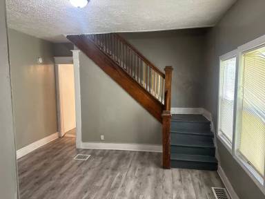 Main picture of 27 E Raymond St