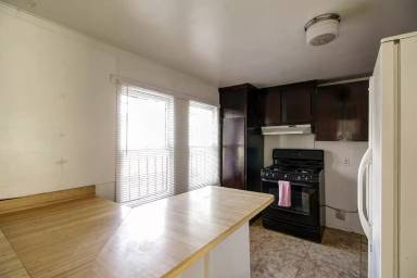 Main picture of 834 E Lee St