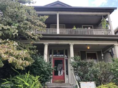 Main picture of 211 Oak St