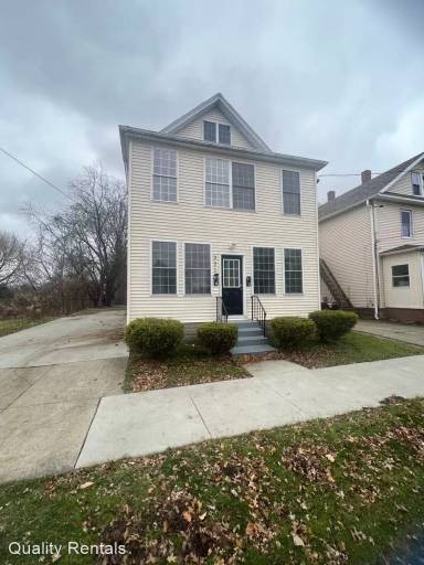 Main picture of 331 E 2nd St