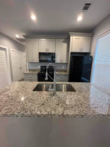 Main picture of 1024 Tricou St