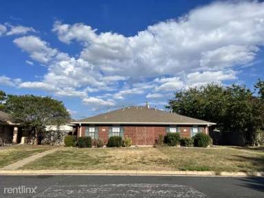Main picture of 1905 Woodsman Dr