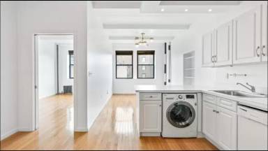 Main picture of 37 W 8th St