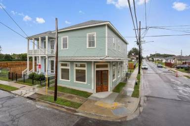 Main picture of 4999 Burgundy St