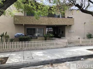 Main picture of 18444 Collins St