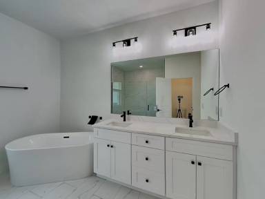 Main picture of 1422 NE 33rd Ln