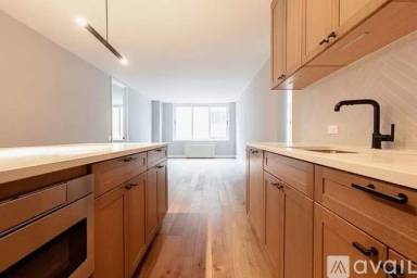 Main picture of 650 W 43rd St