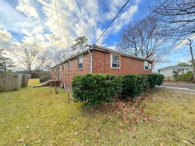 Main picture of 221 Louisa Ave