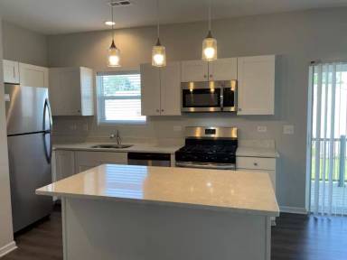 Main picture of 853 E Main St
