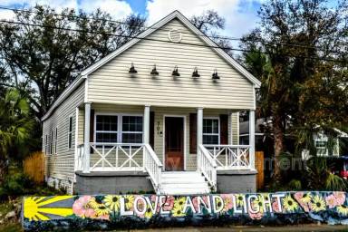 Main picture of 701 N E St