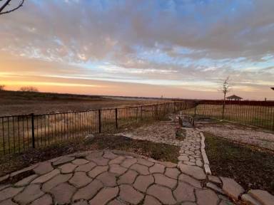 Main picture of 4205 Lakeside Dr