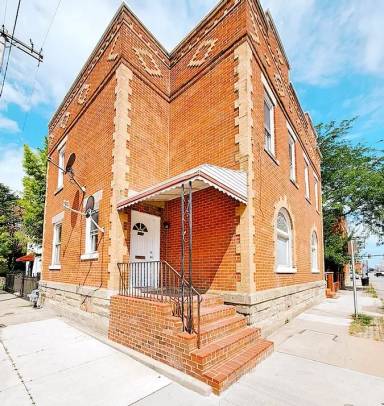 Main picture of 987 Parsons Ave