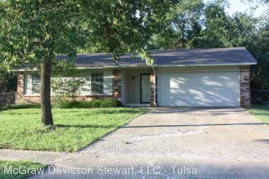 Main picture of 805 E Waco St