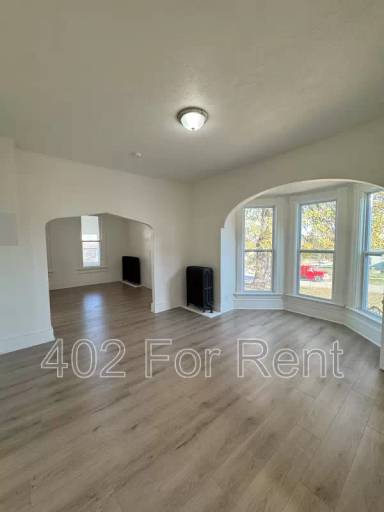 Main picture of 405 Woolworth Ave