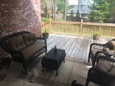 Main picture of 70 Greenleaf Dr