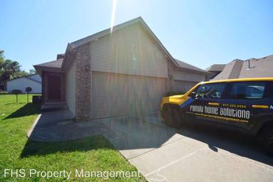 Main picture of 206 Village Ct