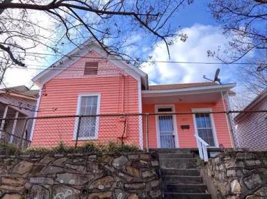 Main picture of 1617 Maple St