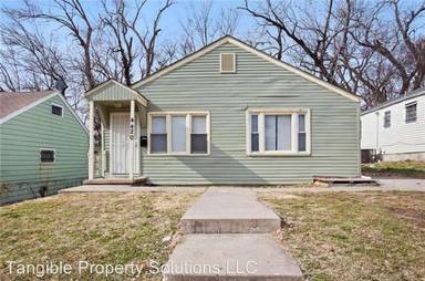 Main picture of 4420 Woodland Ave