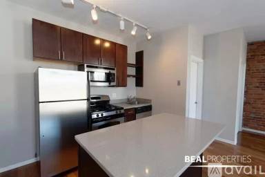 Main picture of 2220 N Clark St