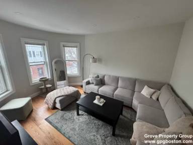 Main picture of 910 E 4th St