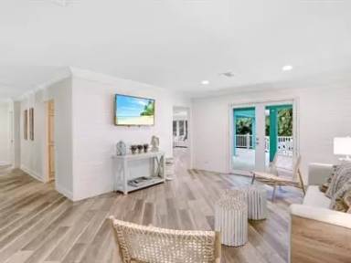Main picture of 370 6th Ave S