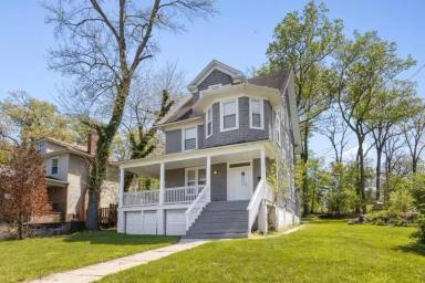 Main picture of 5821 Royal Oak Ave