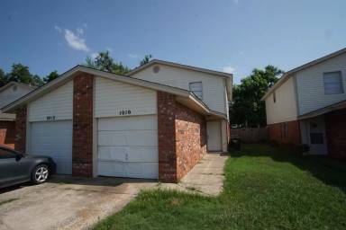 Main picture of 1010 E Main St