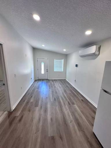 Main picture of 5359 Kingsbury St