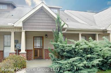 Main picture of 121 Danbury Ln