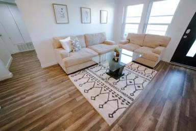 Main picture of 13445 Vanowen St