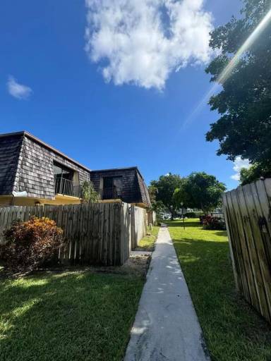 Main picture of 61 Lake Arbor Dr