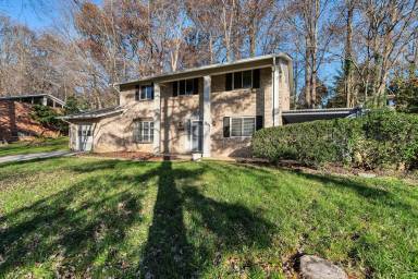 Main picture of 5207 Gainsborough Dr