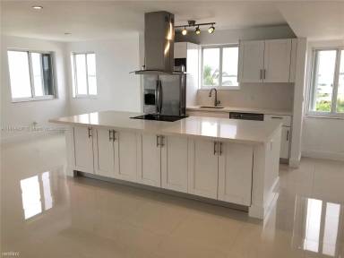 Main picture of Bay Village Condo