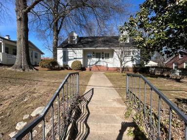 Main picture of 415 E College St