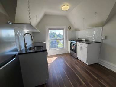 Main picture of 102 S Broadway