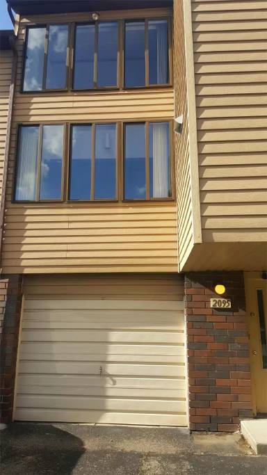 Main picture of 2095 Penguin Ave