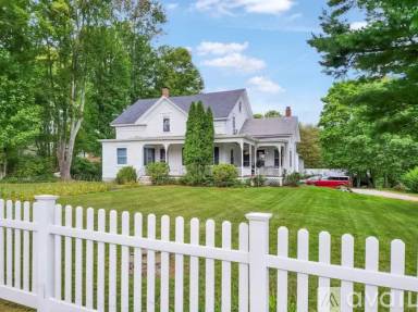 Main picture of 1237 Putnam Pike
