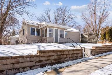Main picture of 724 W 1st St