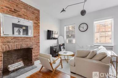 Main picture of 333 W 11th St