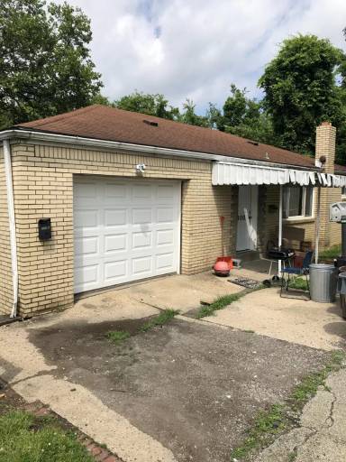 Main picture of 300 Thompson Ave