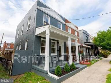 Main picture of 604 Roxboro Pl NW