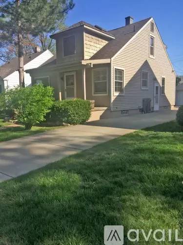Main picture of 820 E 3rd St