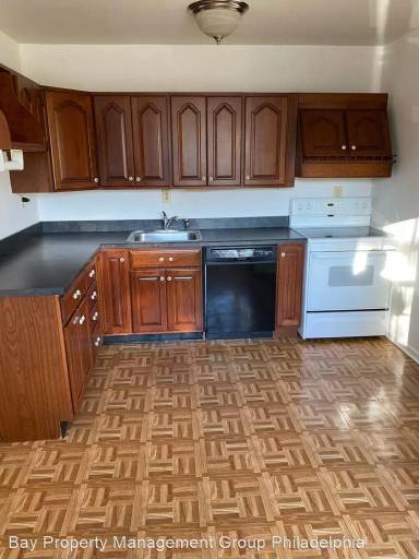Main picture of 10 N Lakeside Ave