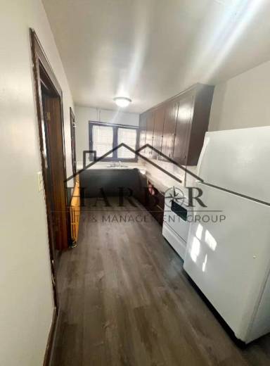 Main picture of 907 1st Ave SW