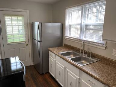 Main picture of 198 E Teetor Rd